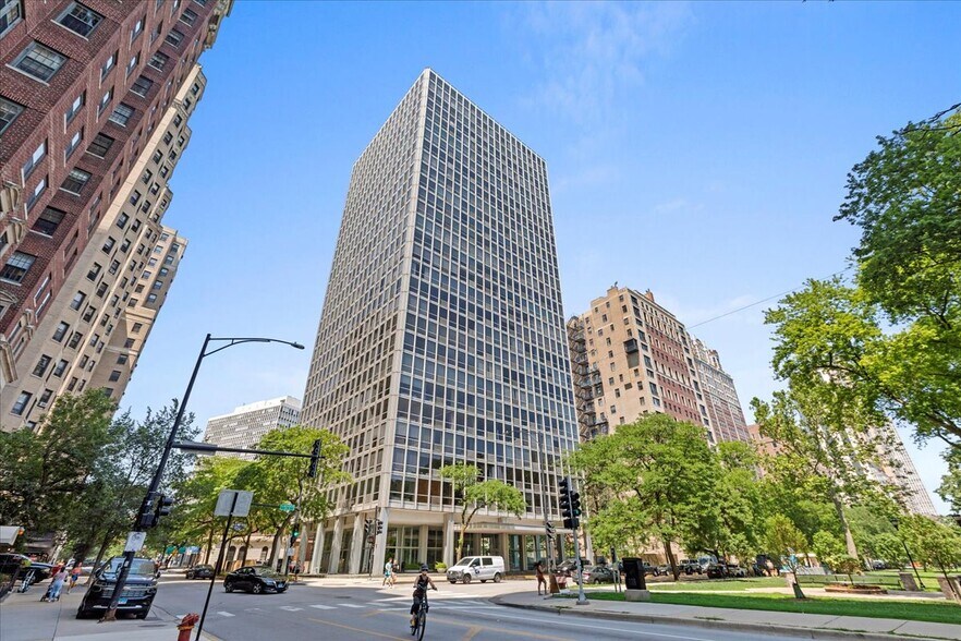 Primary Photo - 2400 N Lakeview Ave