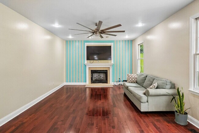 Building Photo - Beautifully updated and spacious 5-bedroom, 3.5-bath home for rent in the heart of Woodbridge
