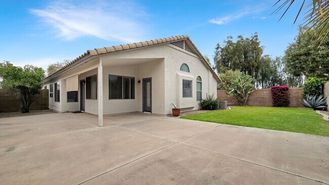 Building Photo - Close to I-10 and shopping in Goodyear!