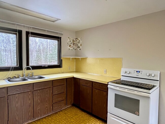 Building Photo - Pet friendly 2 bedroom, utilities included