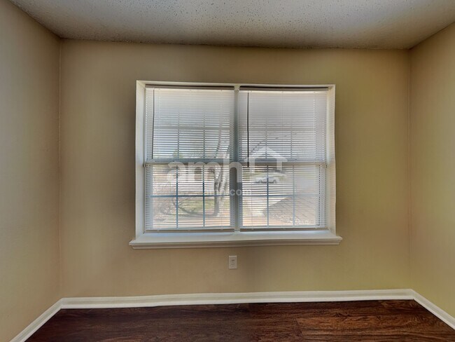 Building Photo - 5426 Alameda Rd