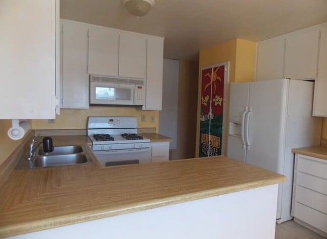 Building Photo - Charming 2 Bed Single Level Detached Condo