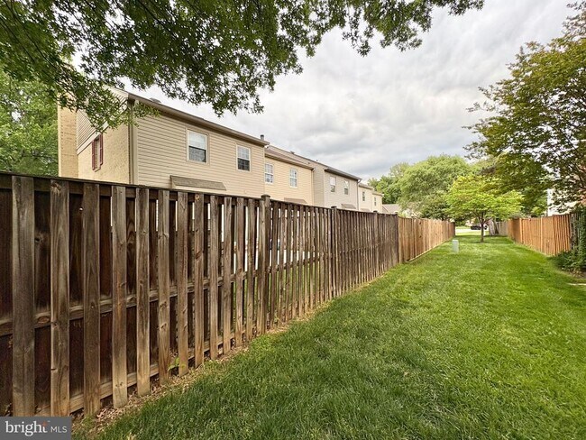 Building Photo - 9710 Lakepointe Dr