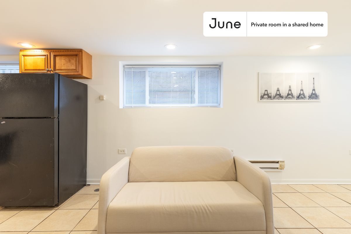 Building Photo - Room in Shared 3 bed/1 bath home in Logan Square
