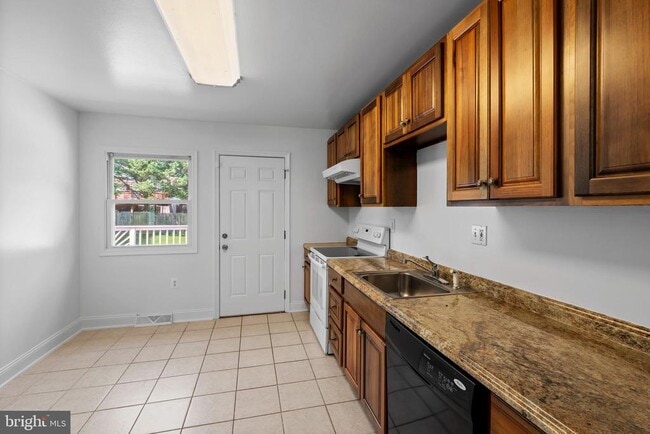 Building Photo - 10422 Floral Dr