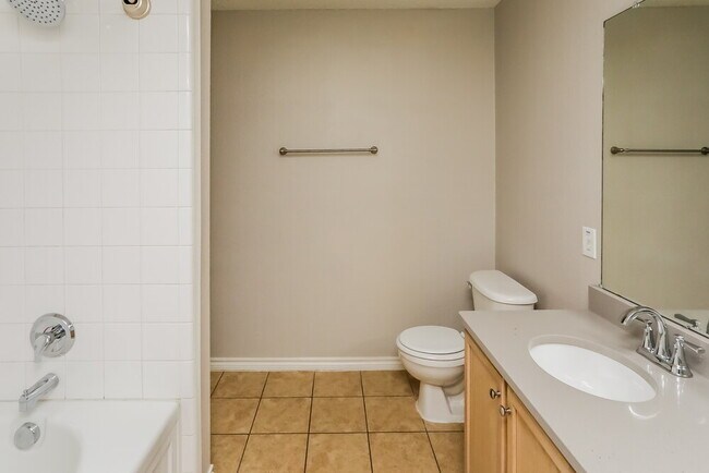 Building Photo - 1009 Chelsea Ln