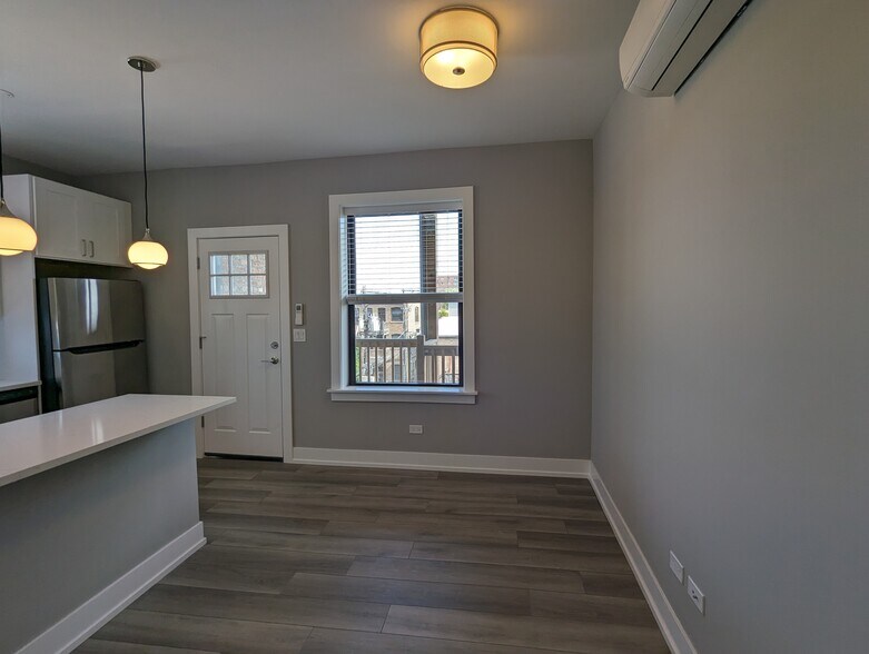 Building Photo - 3935 N Janssen Ave