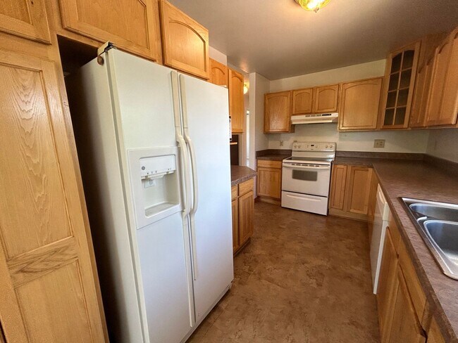Building Photo - 5 Bed 2 Bath Home with 2 Car Attached Gara...