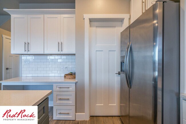 Building Photo - Beautiful townhome in desirable neighborho...