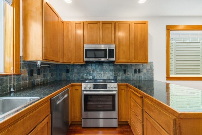 Building Photo - Spacious Wedgewood 2 Bedroom Cottage Townhome