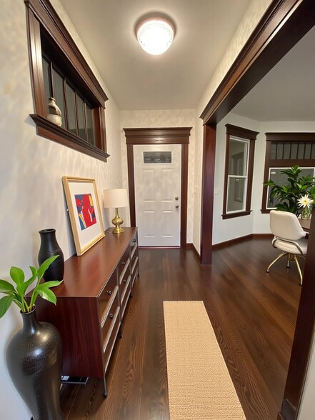 Building Photo - 664 Gladstone Ave