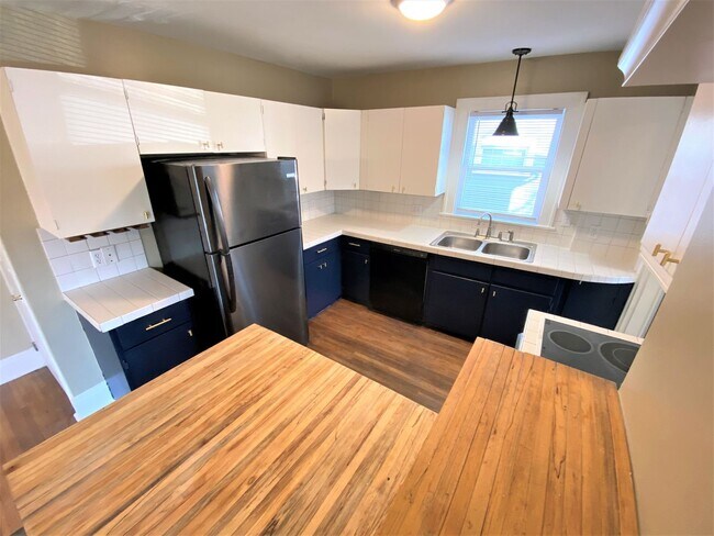 Building Photo - 3 Bedroom House - Grandview Area