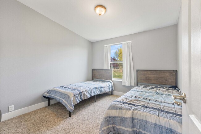 Building Photo - Short term leases available: 3 bed 2 bath ...