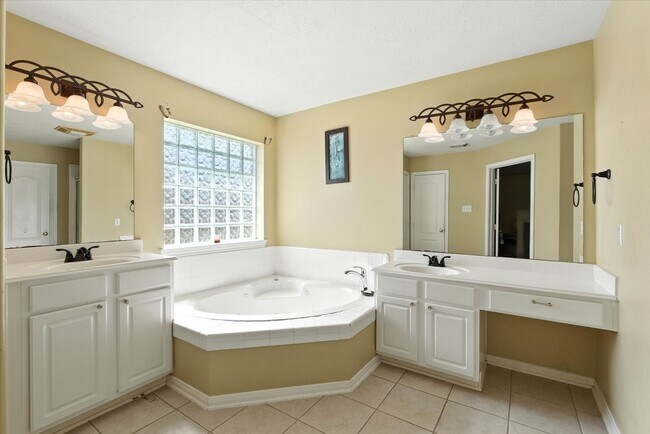 Building Photo - 16626 Bluefin St