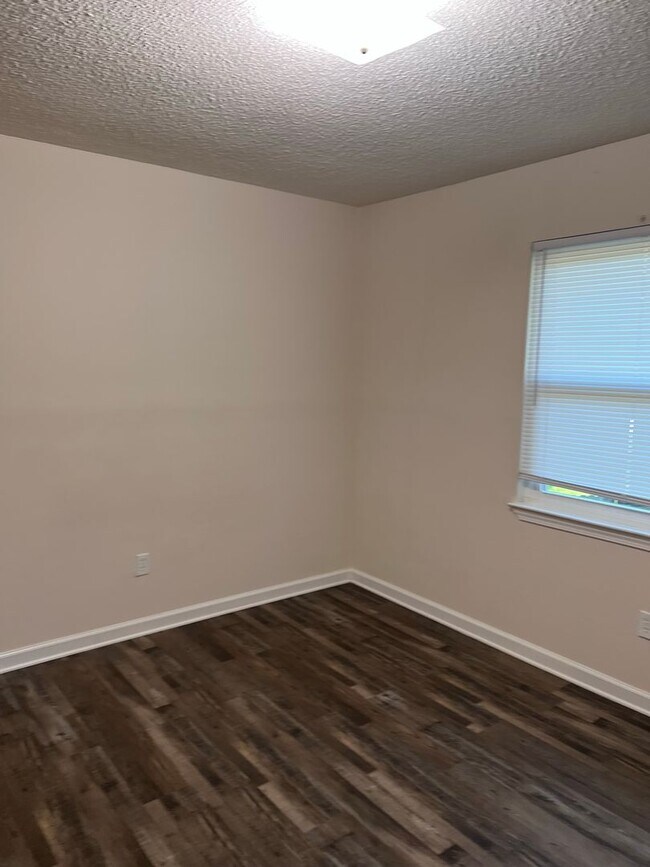 Building Photo - Convenient to schools, shopping & hospitals!