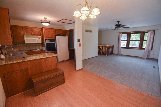 Building Photo - Spacious 2 Bed, 1.5 Bath Split-Level Townh...