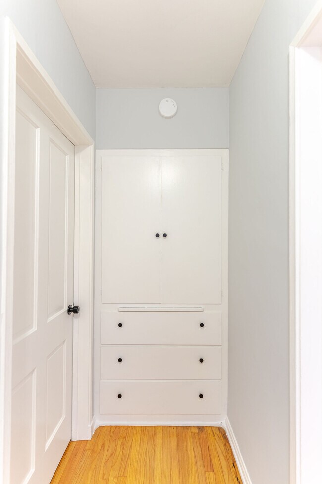 Building Photo - 640 E Valencia Ave