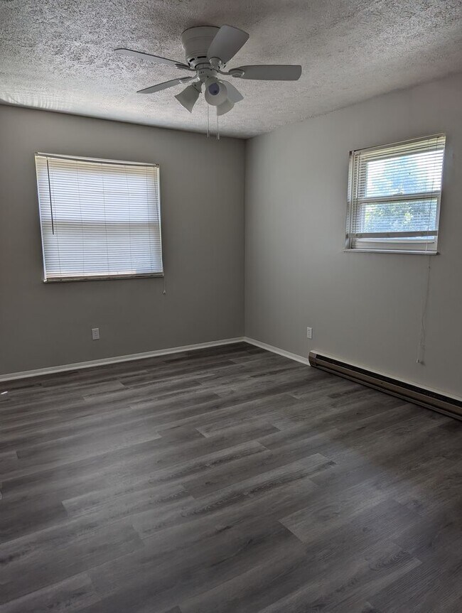 Building Photo - One bedroom upstairs apartment for rent