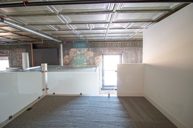 Building Photo - Spacious Loft