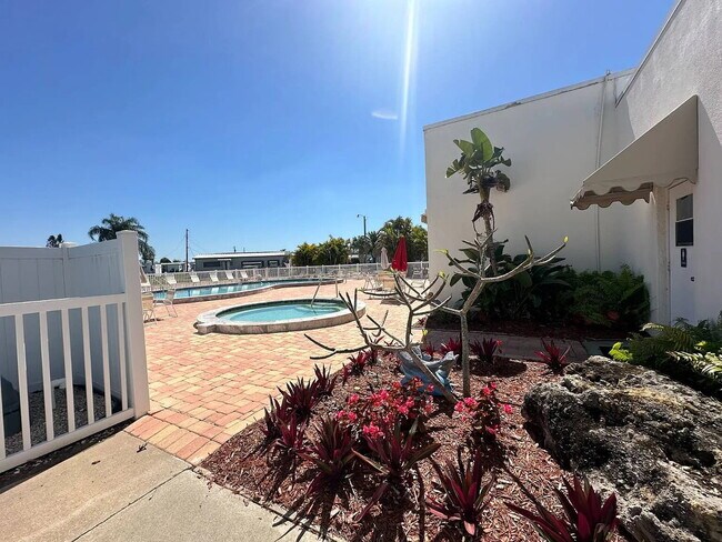 Building Photo - "Charming 2-Bed, 2-Bath Retreat in Nokomis!"