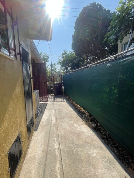 Back small patio area - 1924 Workman St