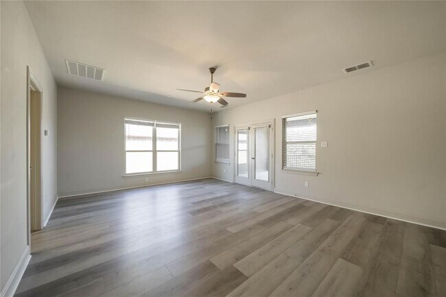 Building Photo - 2745 Troutt Dr