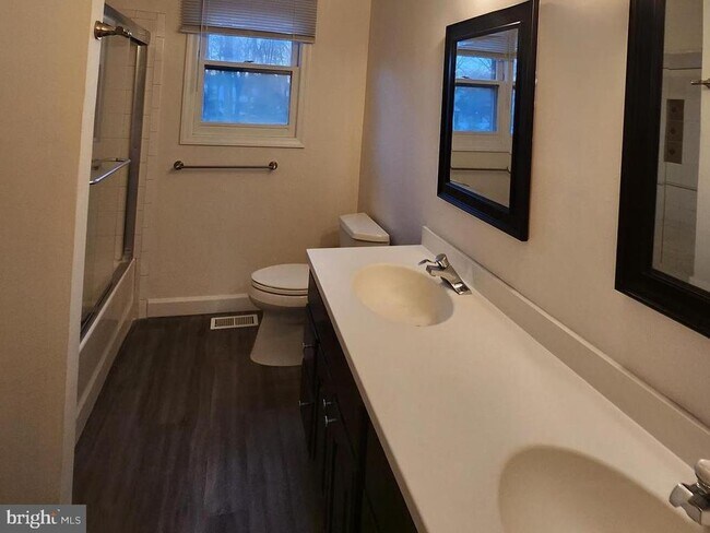 Building Photo - 4 Oriole Dr