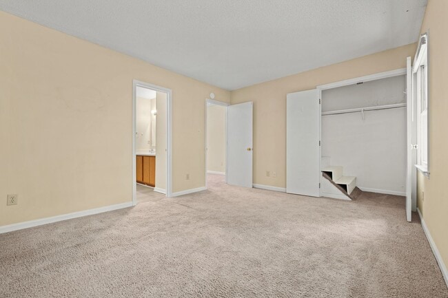 Building Photo - 110 S Peak Dr