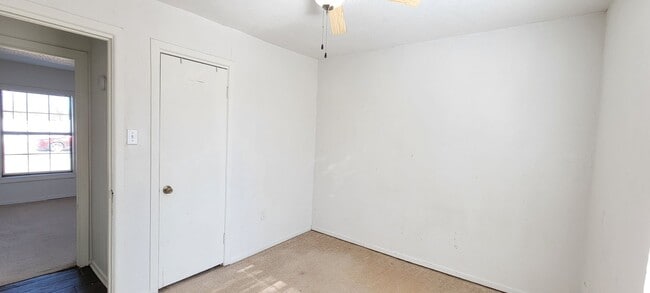 Building Photo - HOME LOCATED NEAR COLLEGE