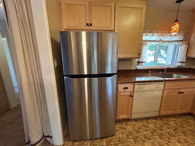 Building Photo - Nice Single Level Home with Attached Garag...