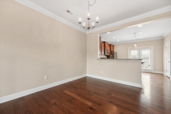 Building Photo - 1359 Town Home Dr