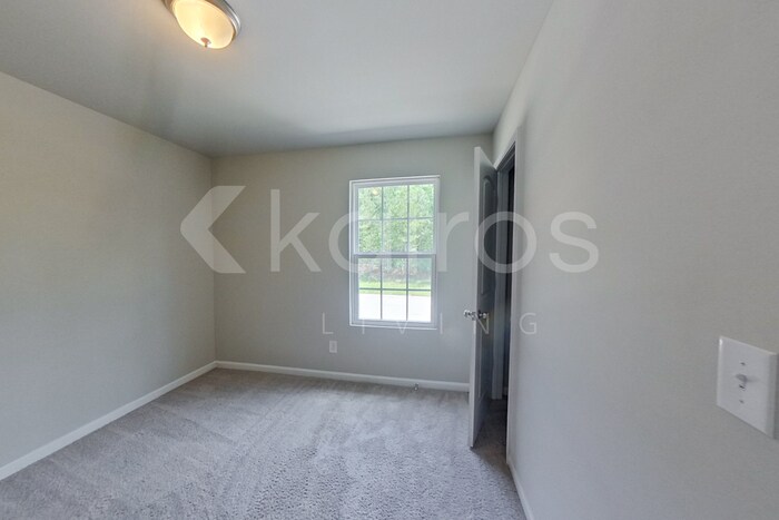 Building Photo - 248 York Ln