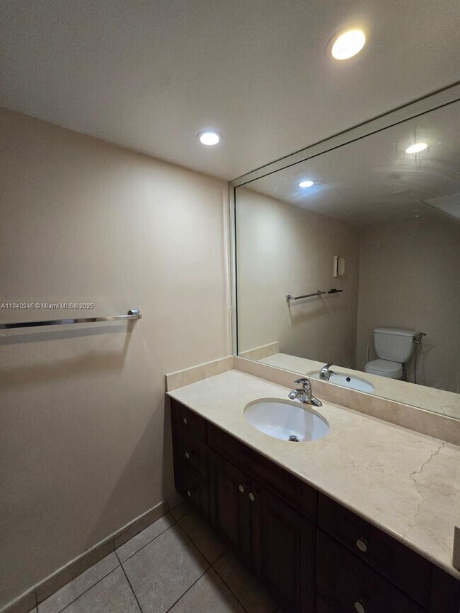 Building Photo - 9351 Fontainebleau Blvd