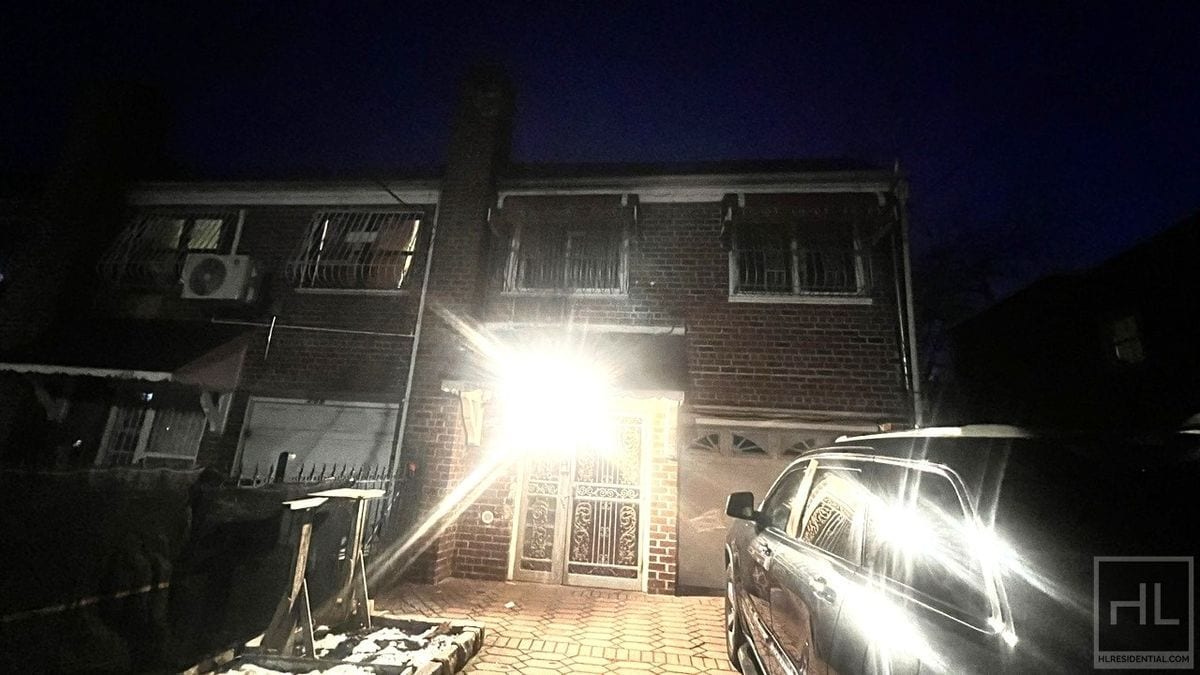 Building Photo - 466 Berriman St