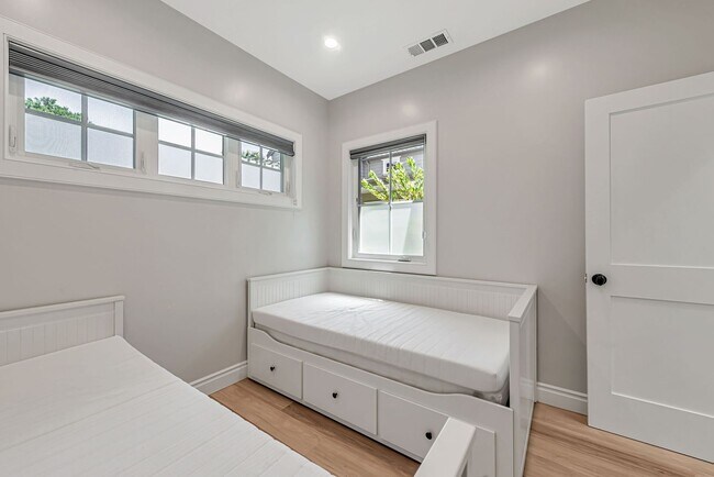 Building Photo - 1545 Laurel Pl
