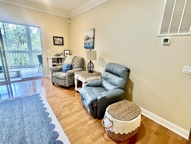 Building Photo - Spacious Two Bedroom Condo in the Crescent!