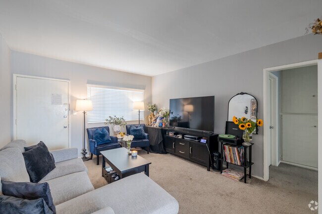 Living Room - 115 N Oak St