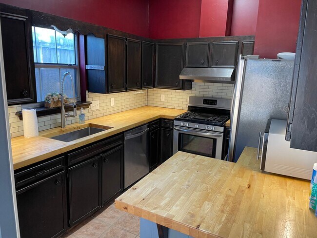Building Photo - 1336 Pecan Square