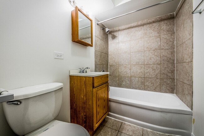 Building Photo - 410 E 107th St