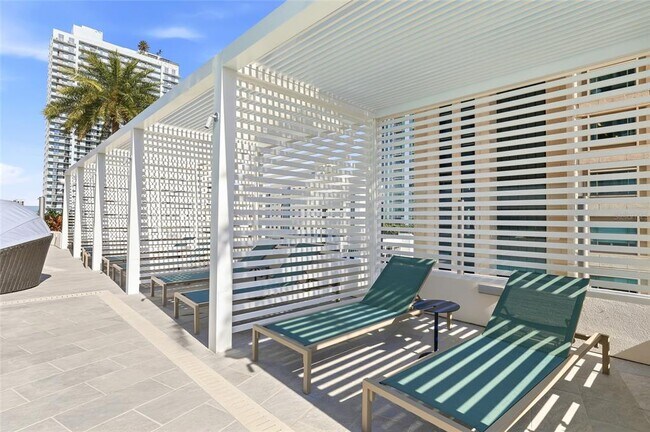 Building Photo - 275 1st Ave S