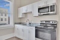 Building Photo - 82 1/2 Maple St