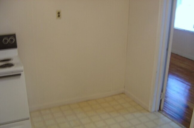 Building Photo - Charming Home in Tranquil Norwood Area