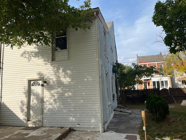 Building Photo - 544 King St