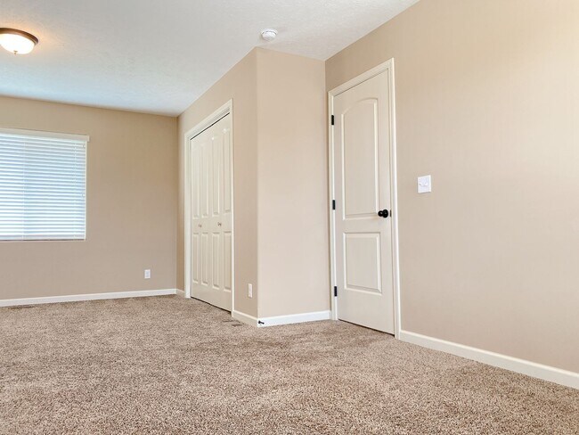 Building Photo - Beautiful & Nearly new SW Chalco area 4 be...