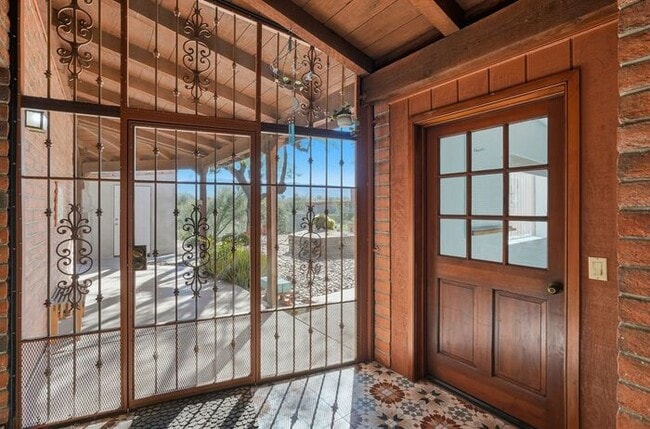 Building Photo - 770 N Lazy J Wy