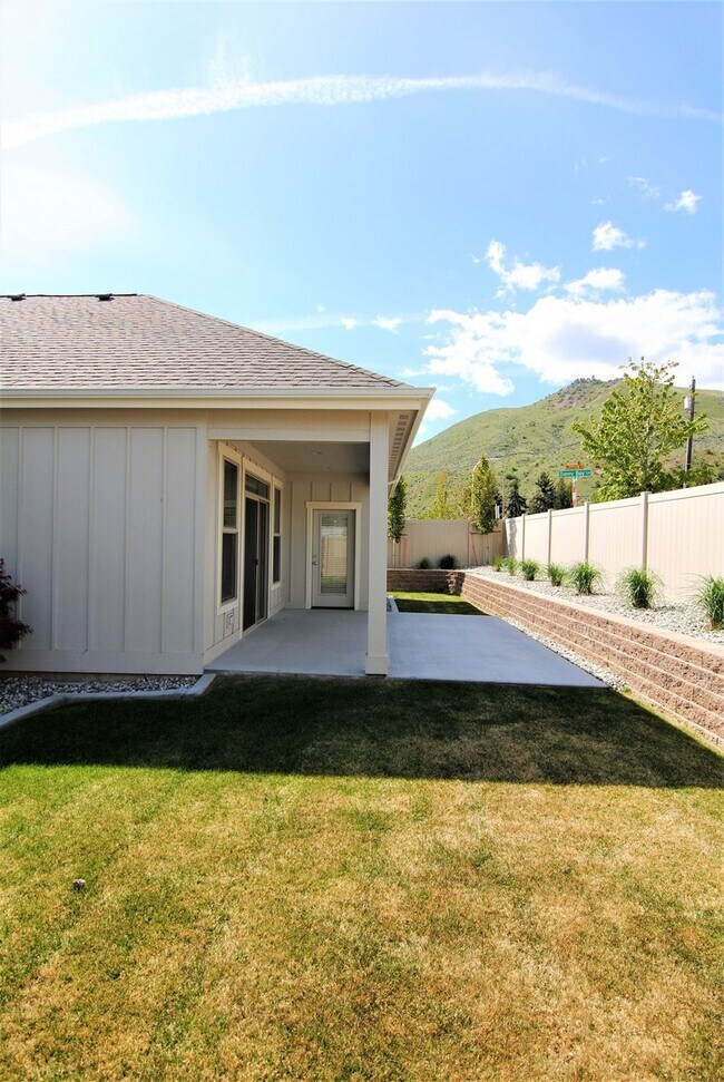 Building Photo - 1712/1714 Danny Boy Ln. Duplex