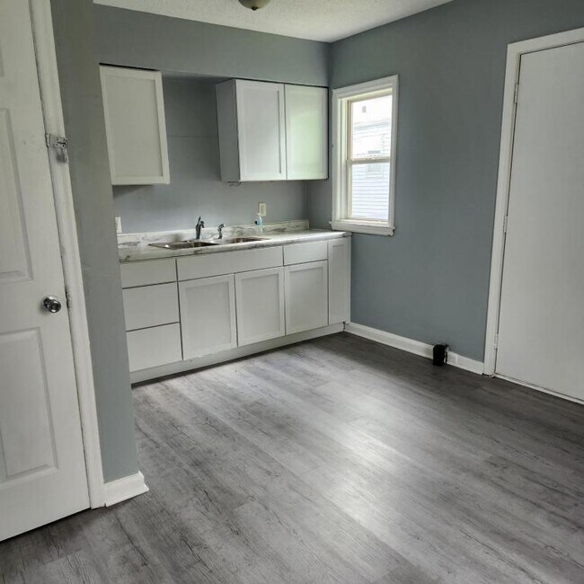 Building Photo - 4206 E 33rd St