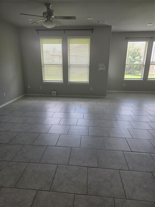 Building Photo - 40204 S Hill Pass