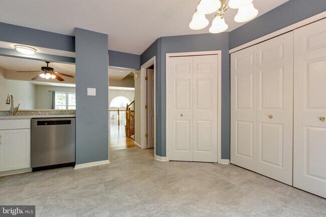 Building Photo - 6213 Stratford Ct