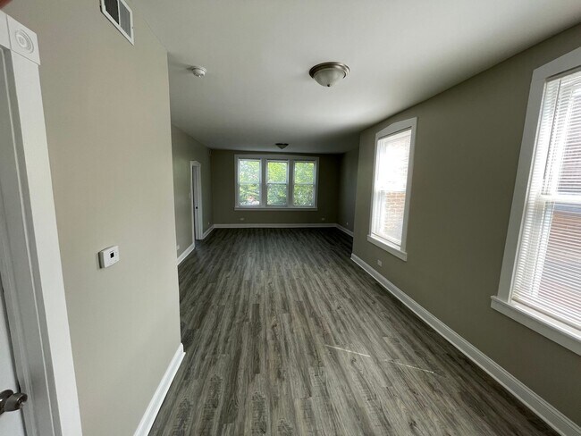 Building Photo - 5319 W Fullerton Ave